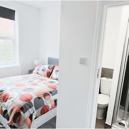 Private Room In Modern House Near 노팅엄 외부 사진