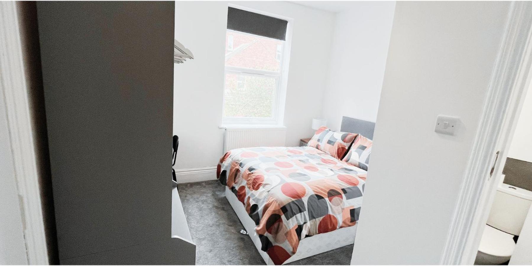 Private Room In Modern House Near 노팅엄 외부 사진